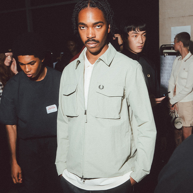 Hellgraue Jacke mit Taschen, lässig über weißem T-Shirt getragen