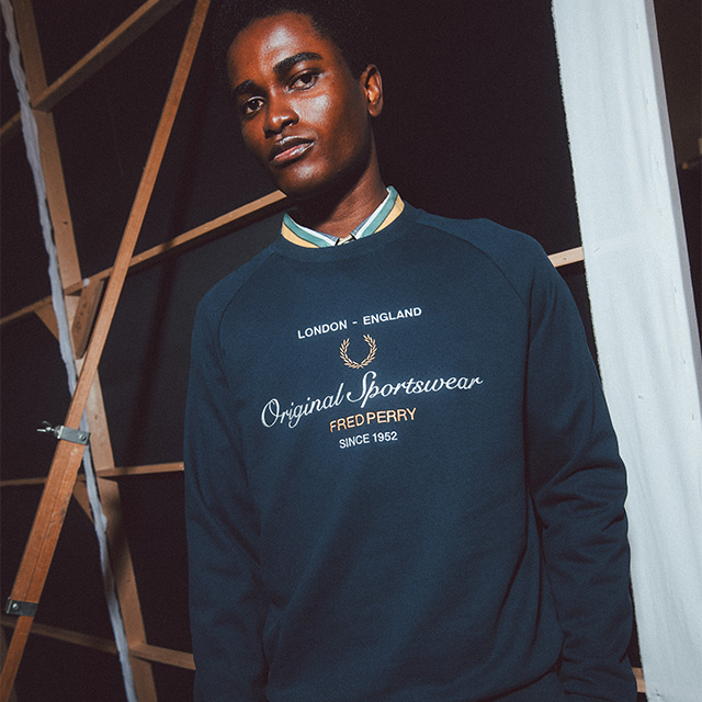 Mann in dunkelblauem Sweatshirt mit Aufdruck, lässig getragen