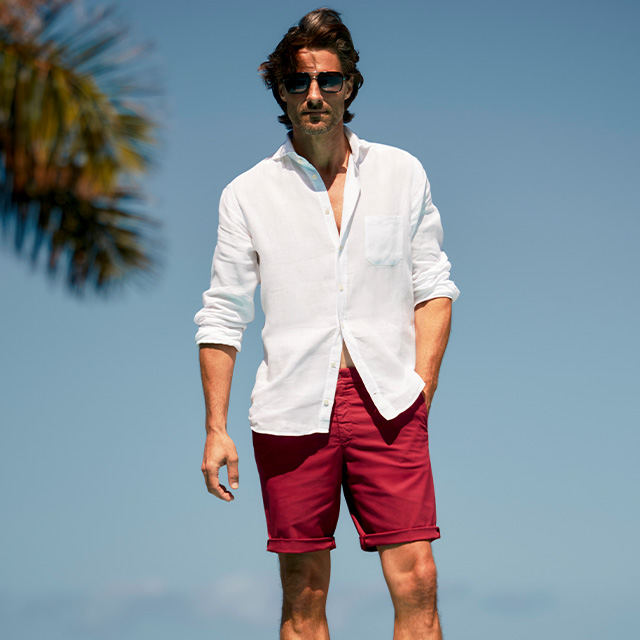Weißes Leinenhemd und rote Shorts, lässig im Freien getragen.