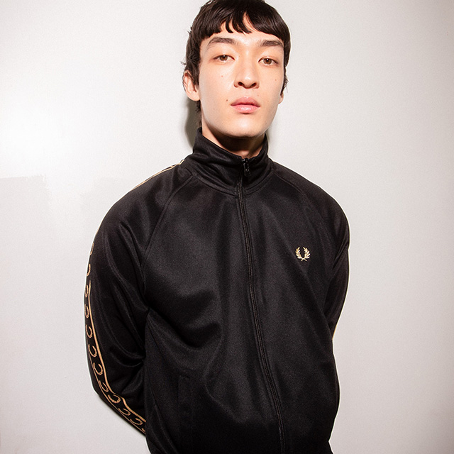 Schwarze Trainingsjacke mit goldenen Streifendetails und Reißverschluss, klassisch geschnitten