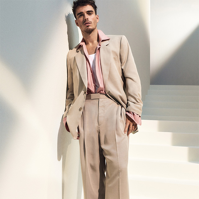 Hellbeiger Anzug aus Baumwollmischung mit rosa Hemd, leger getragen