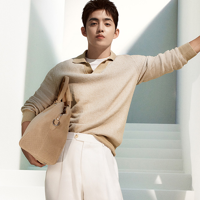 Beigefarbener Strickpullover mit Kragen, kombiniert mit weißen Hosen, lässig getragen