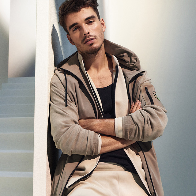 Mann in beiger Kapuzenjacke aus Baumwollmischung, lässig getragen