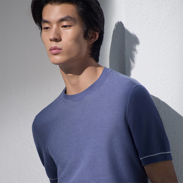 Mann in blauem Kurzarm-Pullover aus Baumwolle, schlichter Stil