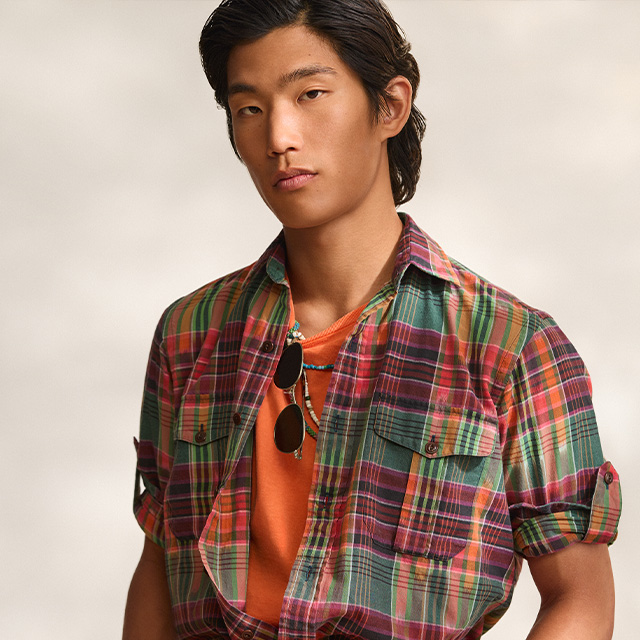 Kariertes Freizeit-Hemd in Orange-Grün, über T-Shirt getragen