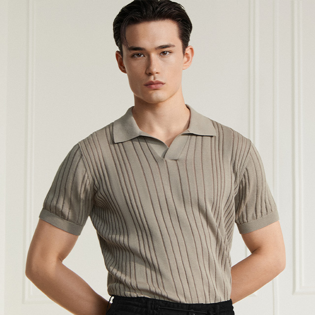 Beiger Strickpullover mit Polokragen, schmal gestreift, aus Baumwolle, elegant getragen