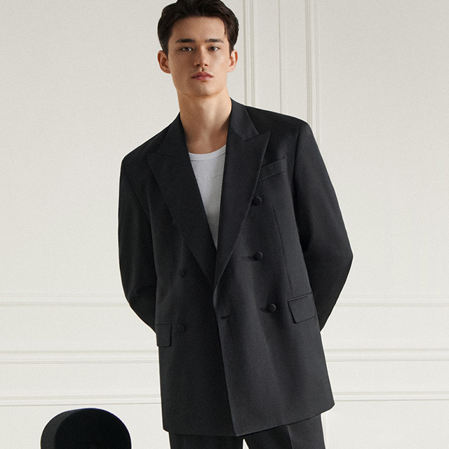 Schwarzgraues, doppelreihiges Sakko aus Wolle, klassisch elegant getragen