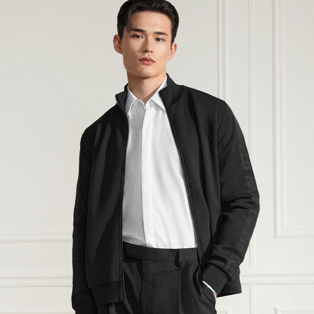 Herren Strickjacke Schwarz, über weißem Business-Hemd getragen