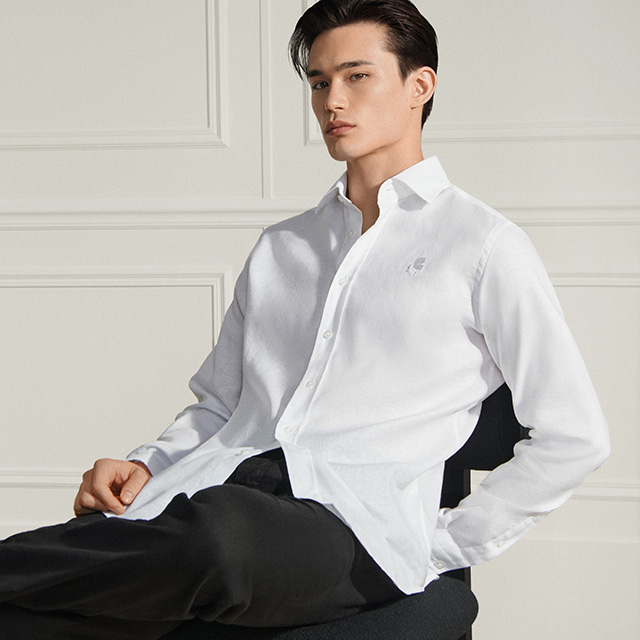 Elegantes weißes Herren-Freizeithemd aus Leinen, locker über schwarzer Hose getragen