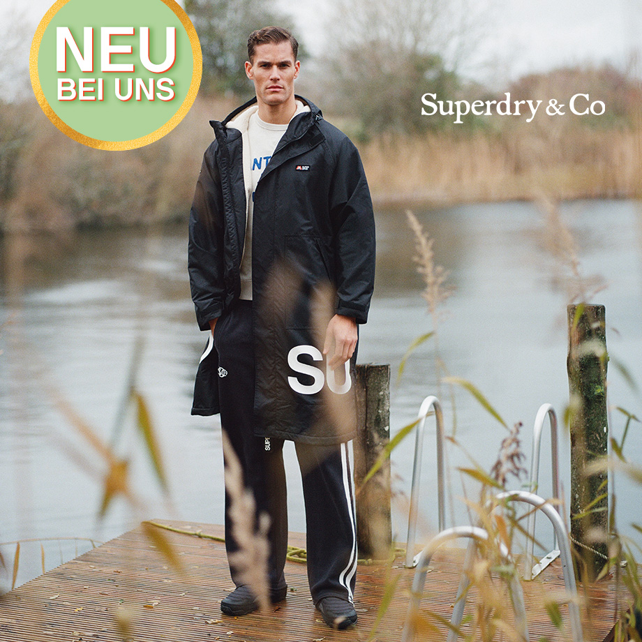 Schwarze Outdoor-Jacke für Herren, klassischer Schnitt, vor natürlicher Kulisse getragen