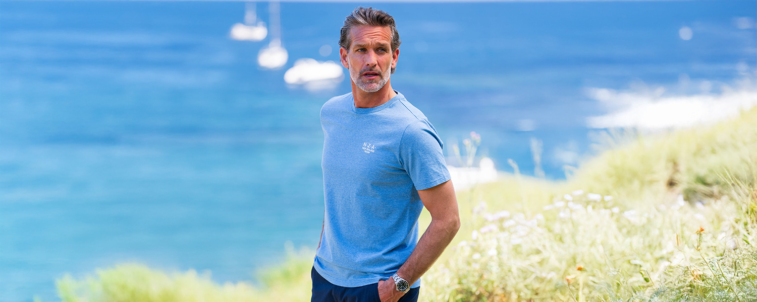 Mann in hellblauem T-Shirt aus Baumwolle, leger am Meer getragen