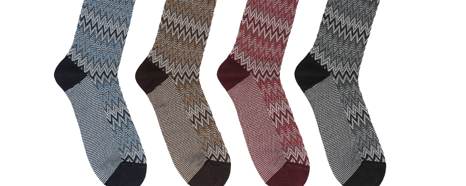 Bunte Herren-Socken mit Zickzackmuster aus Baumwollmischung, im Viererpack präsentiert