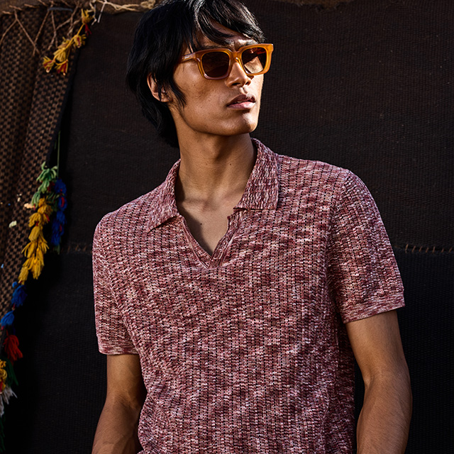 Rot meliertes Poloshirt aus Strick, klassisch geschnitten, von Mann lässig getragen