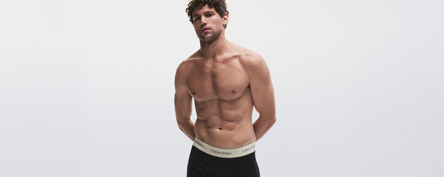 Schwarze Herren-Unterhose mit Logo-Bund, figurbetont getragen