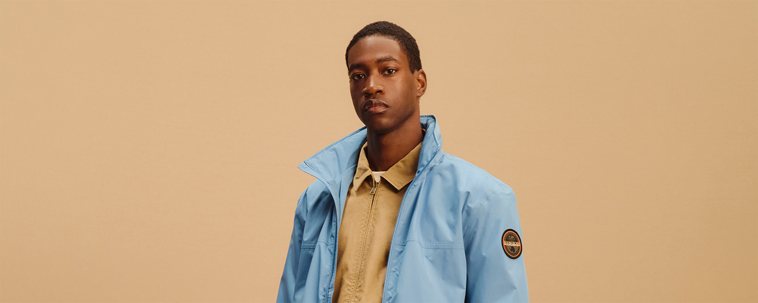 Hellblaue Herrenjacke aus Polyester, locker getragen über beigefarbenem Hemd