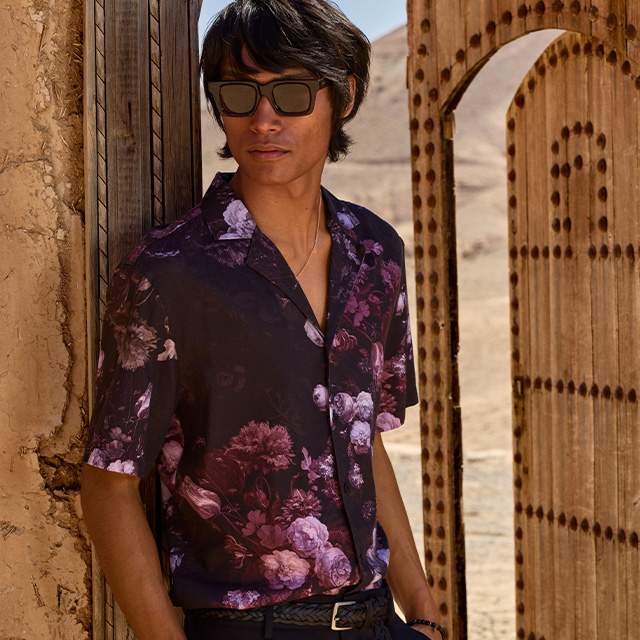 Blumiges Kurzarmhemd in Dunkelviolett aus leichter Baumwolle, lässig getragen