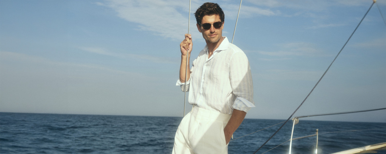 Mann in weißem Leinenhemd auf einer Yacht am Meer