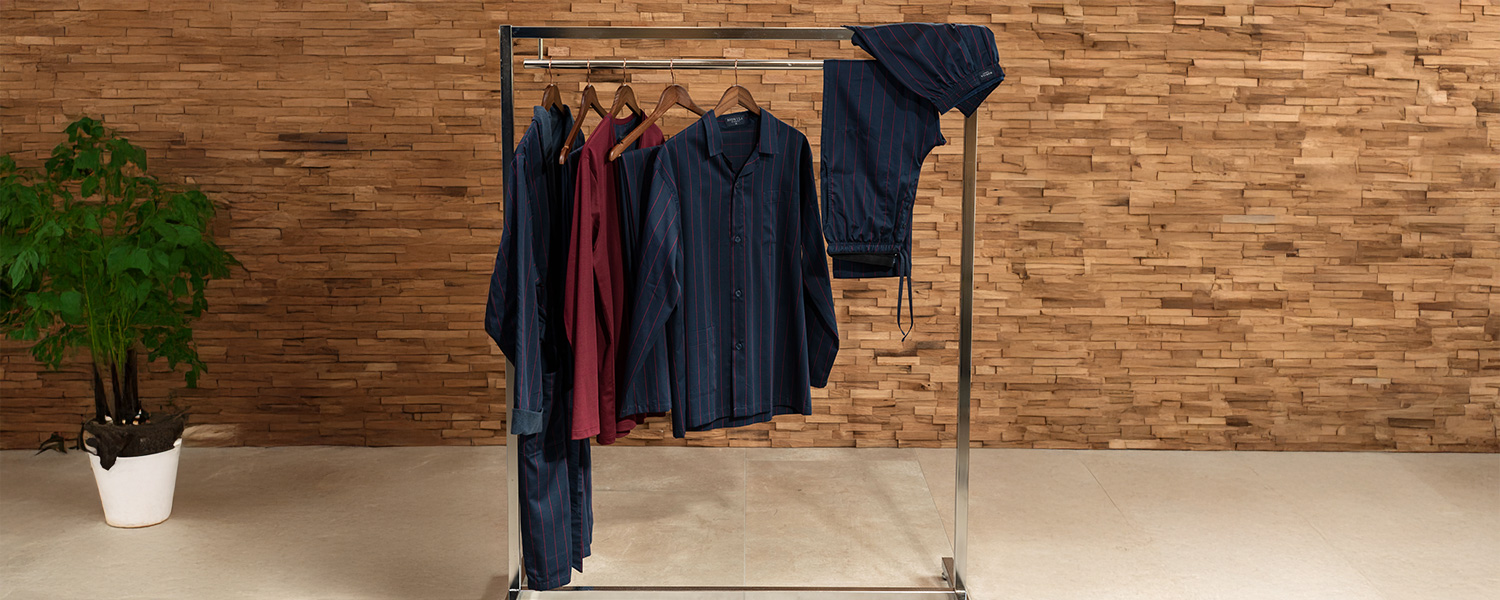 Gestreiftes Pyjama-Set in Dunkelblau mit roten Akzenten, Baumwolle, auf Kleiderständer präsentiert