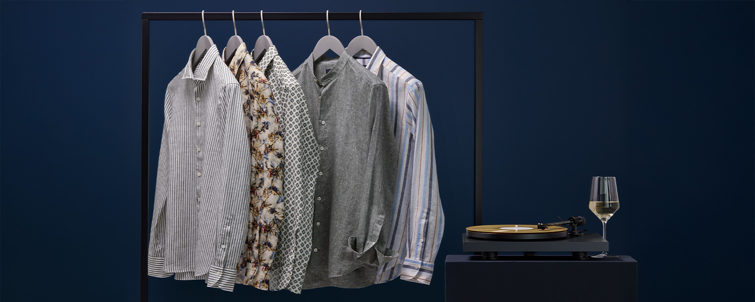 Fünf gemusterte Herren-Hemden auf Kleiderstange, Grautöne und Pastellstreifen, Leinen und Baumwolle