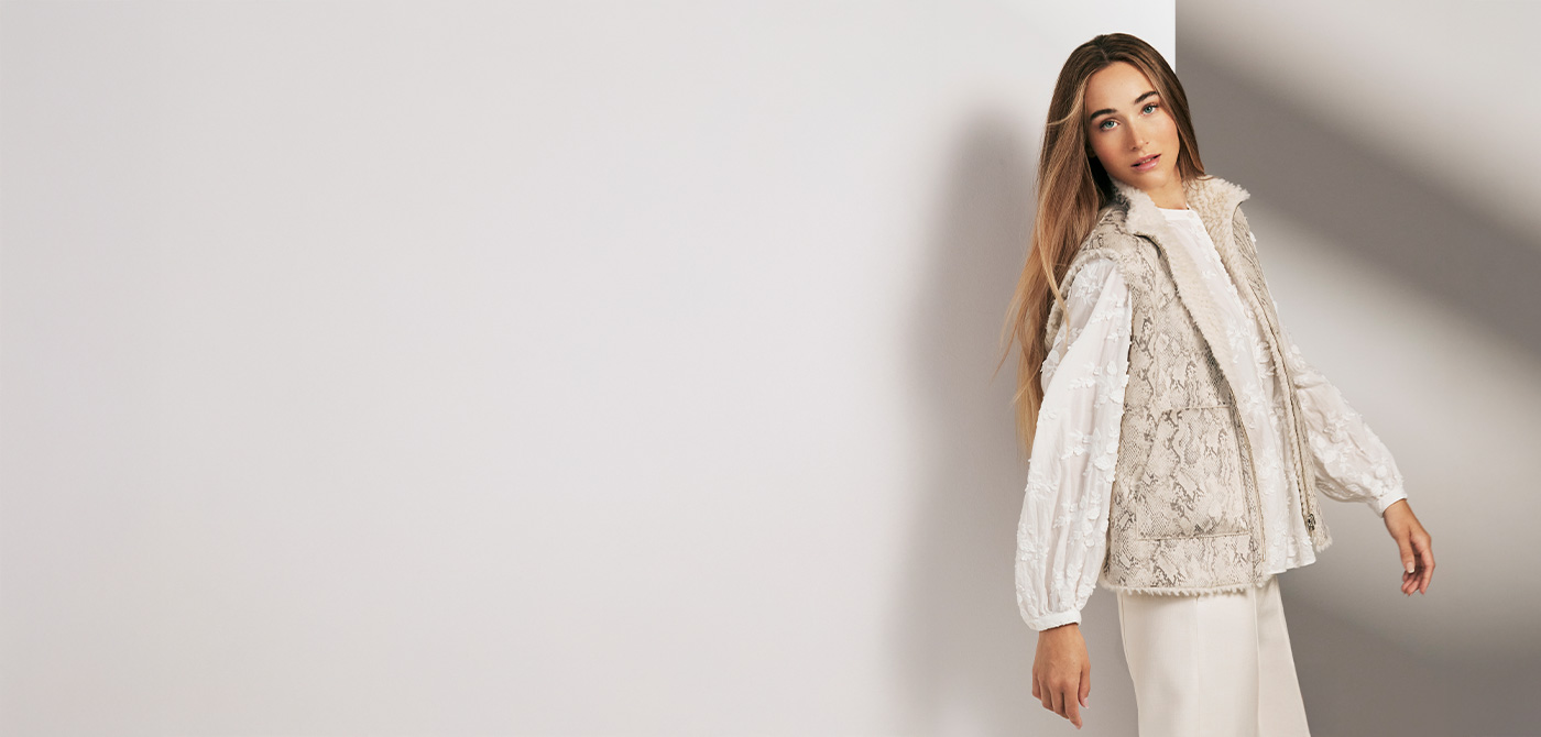 weiße Damenweste mit Schlangenmuster, feminin gestylt