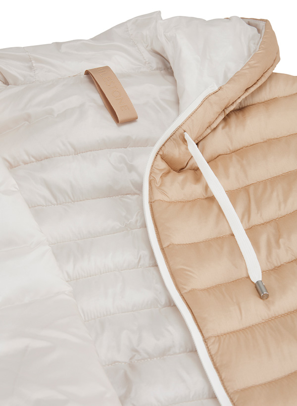 Beige-weiße Steppjacke mit Kapuze, aus leichtem Material, Detailansicht