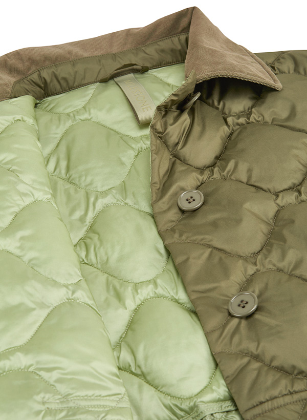 Olivegrüne Steppjacke mit gequiltetem Innenfutter, leicht geöffnet präsentiert