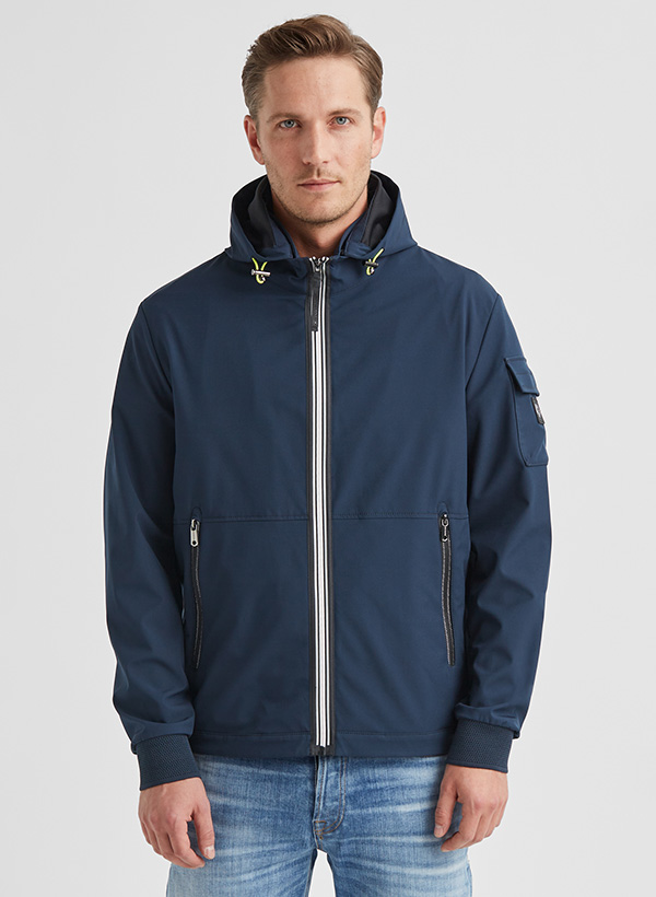 Mann in marineblauer Herrenjacke mit Kapuze, Reißverschlussdetail, lässig zu Jeans getragen