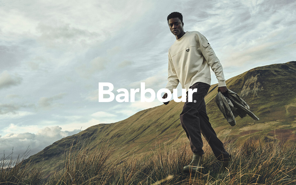 Beiger Pullover aus Baumwolle, lässig getragen beim Spaziergang in der Natur