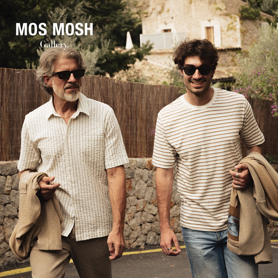 Männer in gestreiften Shirts und Sonnenbrillen im Freien, Sommerlook