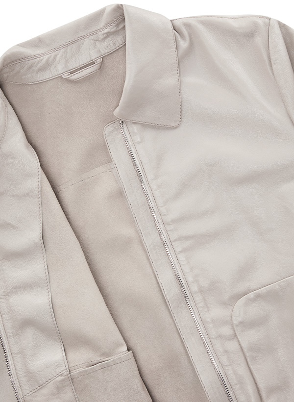 Hellgraue Lederjacke mit Reißverschluss und Kragen, elegant präsentiert