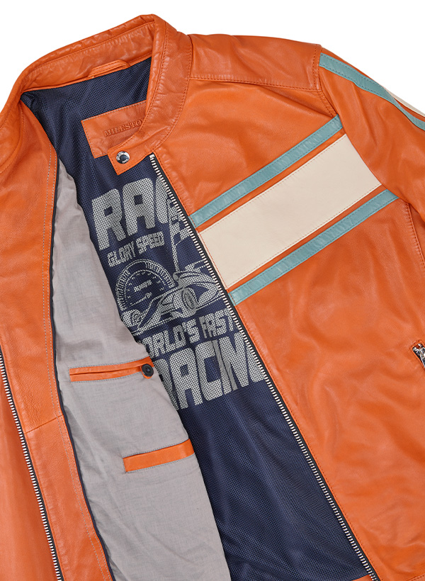 Orange Lederjacke mit Streifenmuster, Innenfutter mit Print, lässig geöffnet präsentiert