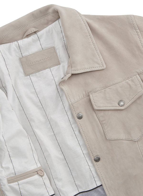 Hellbeige Lederjacke mit weißem Innenfutter, Druckknöpfe, lässiger Stil