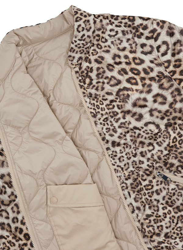 Herren-Wendejacke mit beigem Steppmuster und Leopardenmuster-Futter, Reißverschluss sichtbar