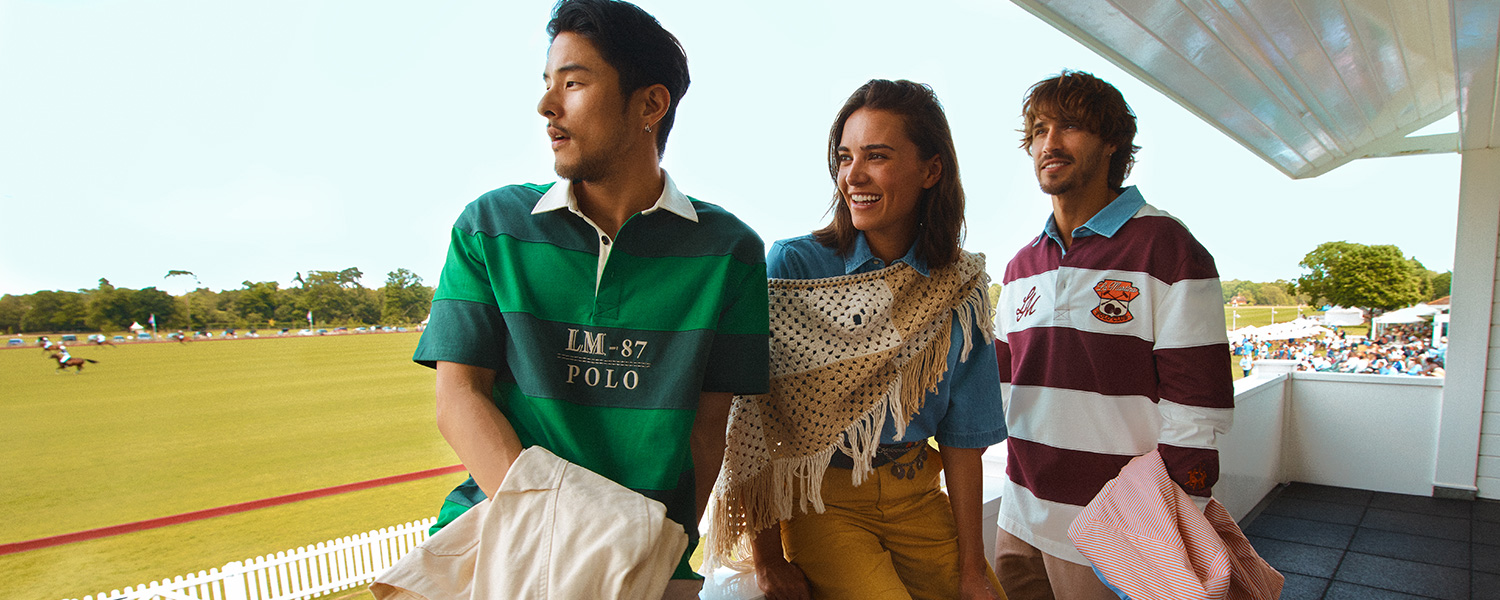 Zwei Männer in gestreiften Rugby-Shirts, grün und weinrot, bei einem Polospiel