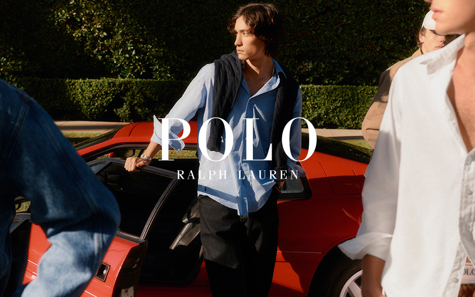 Blaues Business-Hemd, lässig über den Schultern getragen, vor rotem Auto