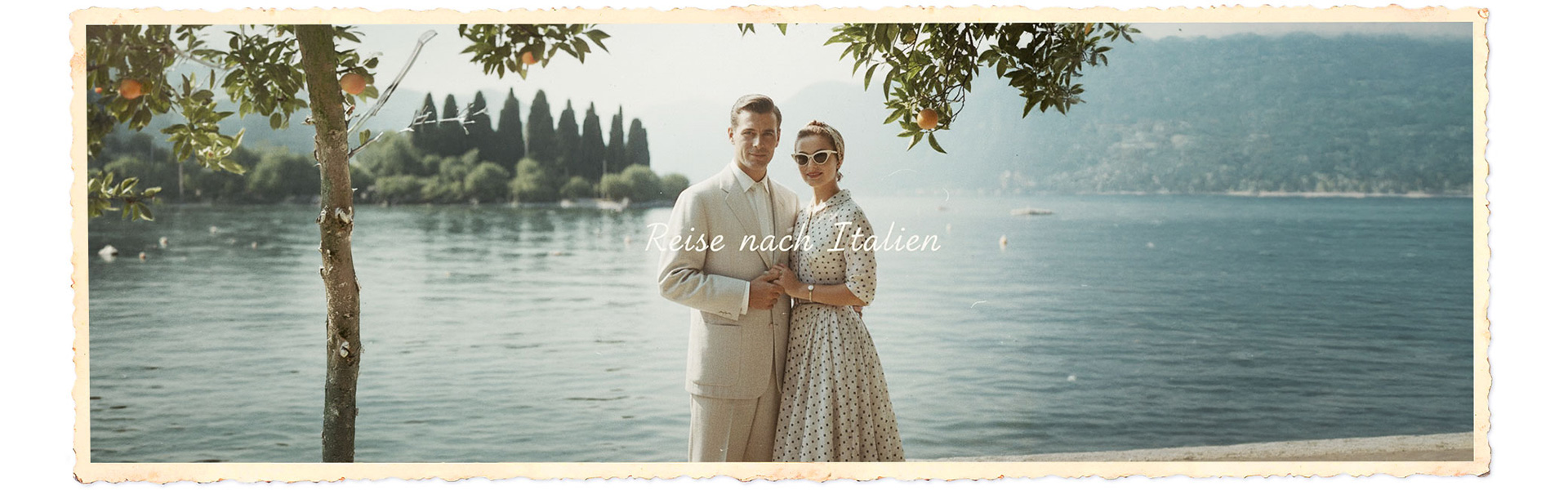 Eleganter Mann im cremefarbenen Anzug am Seeufer, Italienreise, vintage inspiriert.