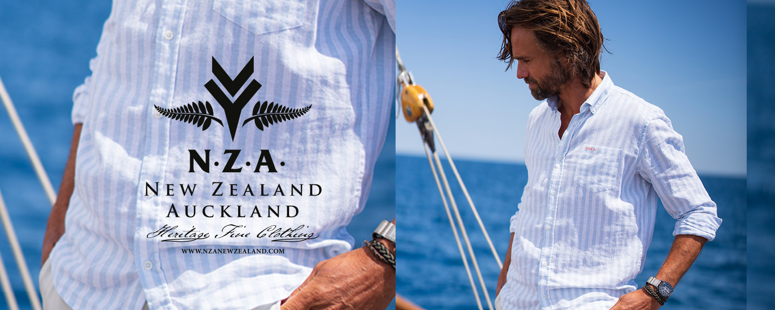 Mann in weiß-blau gestreiftem Freizeithemd aus Baumwolle auf einem Segelboot