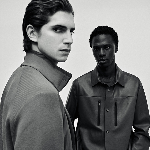 Zwei Männer in grauen Herrenjacken, elegant präsentiert