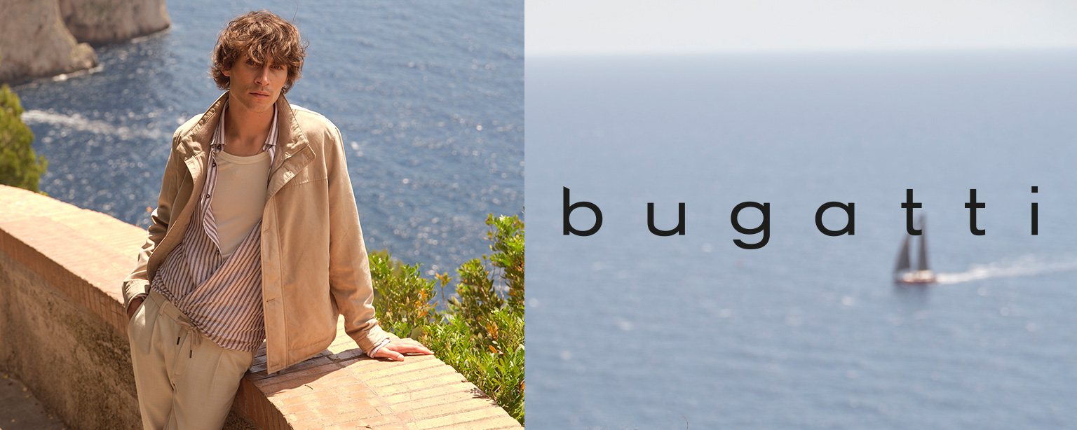 Beiger Herrenblouson und gestreiftes Hemd, lässig getragen an der Küste