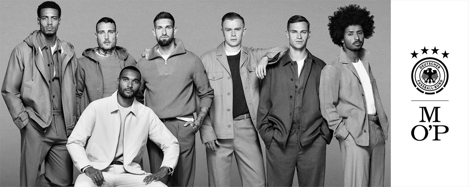 Männer in eleganten, grauen Freizeitjacken und Hosen, leger präsentiert, monochromes Farbschema.