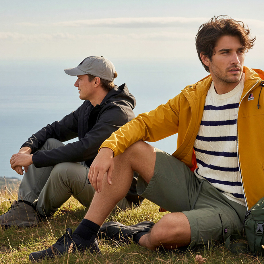 Outdoorjacke in Gelb und gestreifter Pullover aus Baumwolle, lässig in der Natur getragen