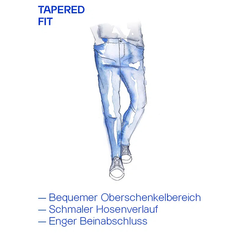 Mann in blauer Tapered-Fit-Jeans, bequemer Oberschenkelbereich, schmaler Beinverlauf, eng anliegender Beinabschluss