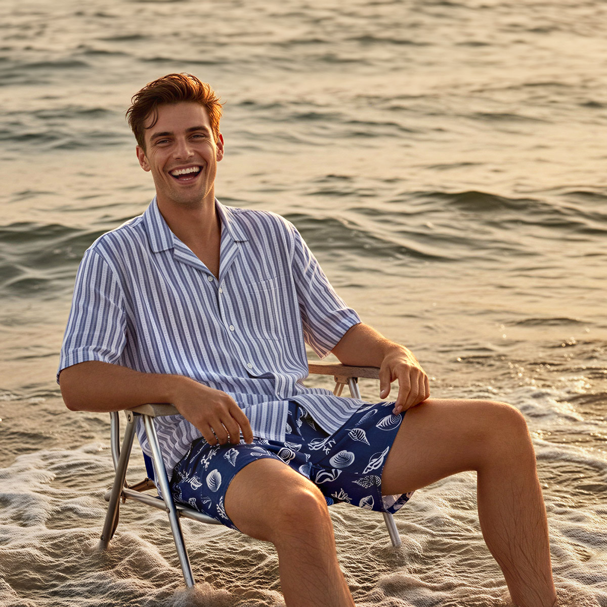 Herren-Freizeitshirt gestreift, blau-weiß, mit maritimen Shorts am Strand