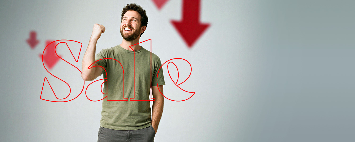 Mann in olivgrünem T-Shirt, lässig präsentiert, vor grauem Hintergrund