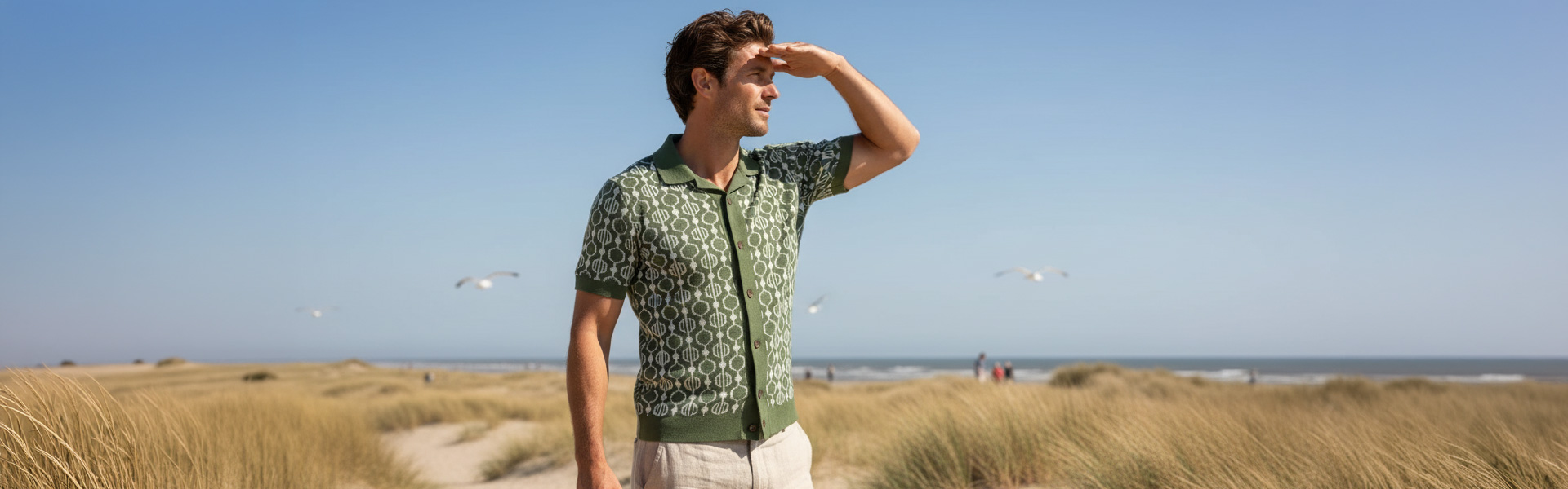 Grünes Strick-Poloshirt mit Muster, lässig am Strand getragen
