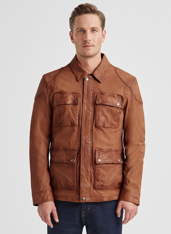Hellbraune Lederjacke mit Klappentaschen, getragen über dunkelblauen Jeans