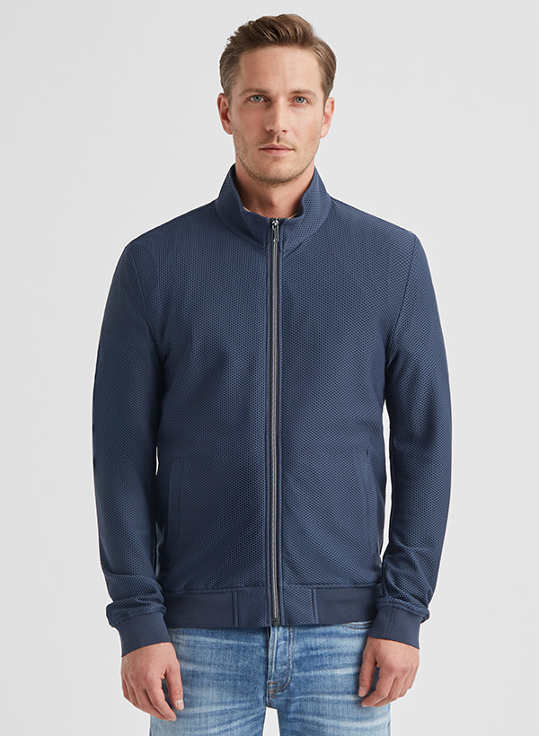 Dunkelblaue Strickjacke mit Reißverschluss, dezent gemustert, von Mann getragen