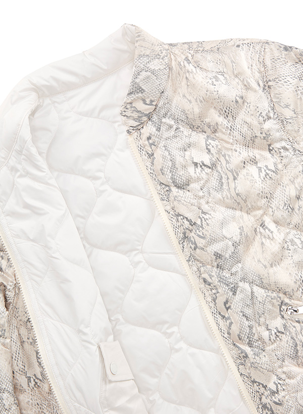 Leichte Steppjacke mit Schlangenmuster, offen präsentiert, helle Innenfütterung