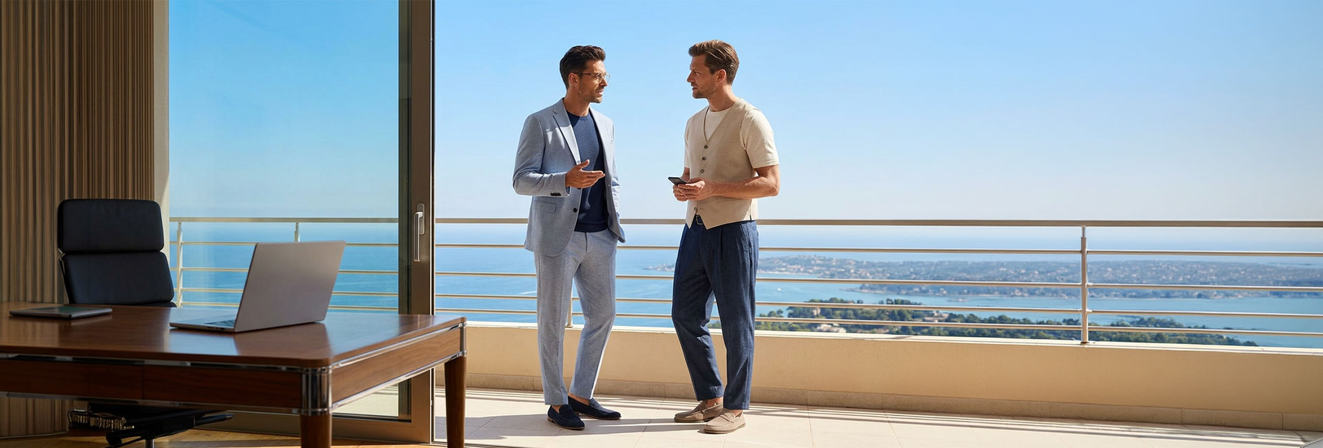 Hellblauer Sommeranzug aus Leinen und beiges Weste-Shirt-Set auf Balkon, legeres Businessgespräch