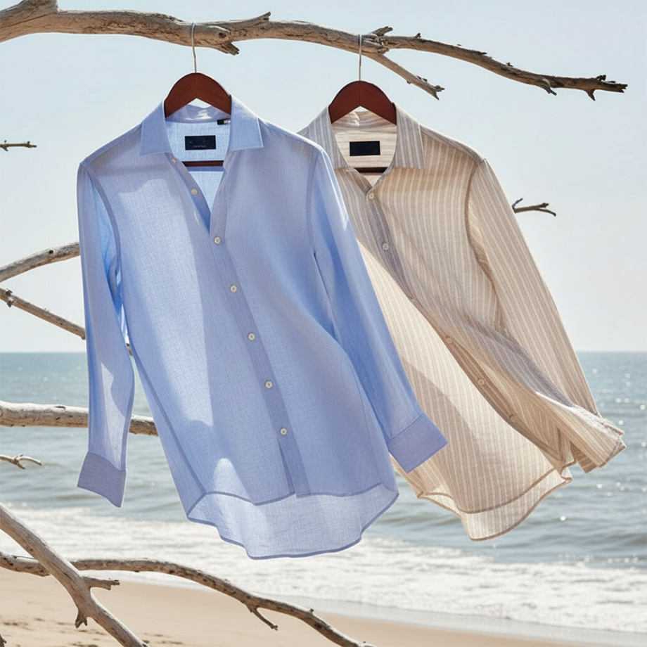 Helle Business-Hemden aus Leinen, hellblau und beige gestreift, hängend am Strand